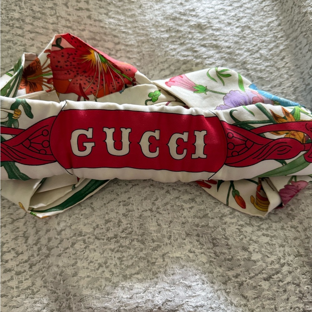 Authentic Gucci Red and White Floral Hair Accessory
